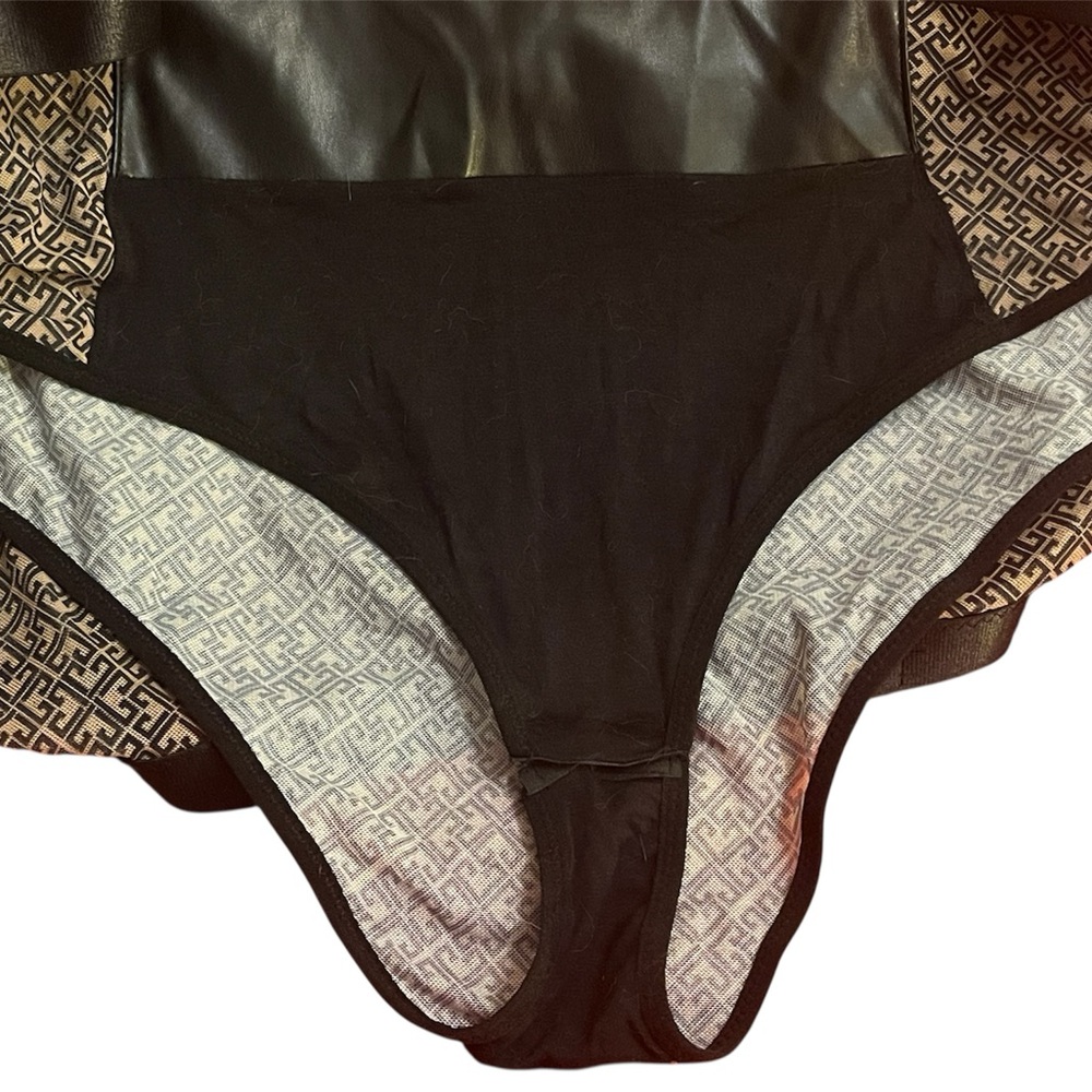 Oopa❤️ Brand Chic Black Bodysuit with Patterned Sleeves - Picture 3 of 4